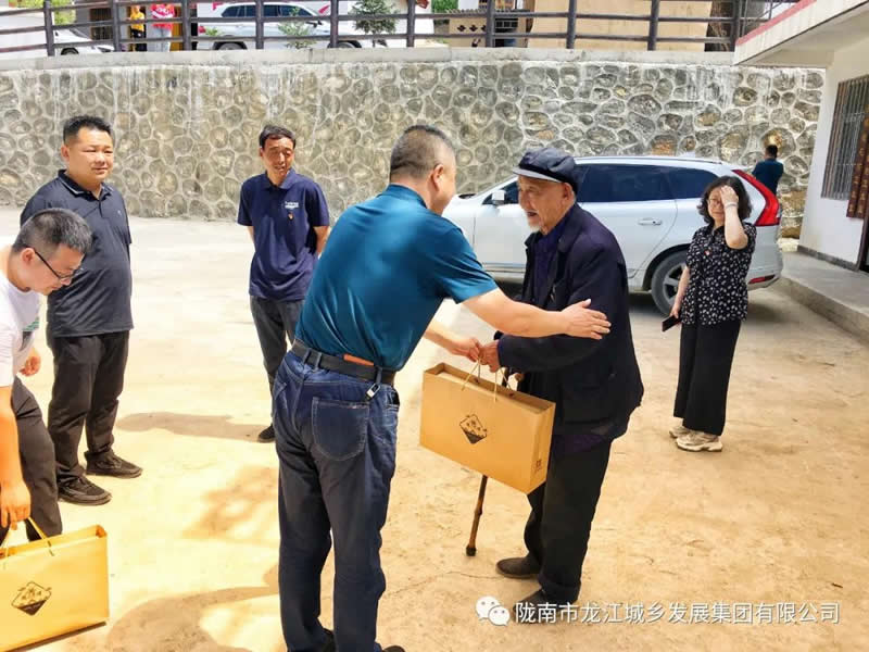 “感黨恩、憶黨史”，--市龍江城鄉(xiāng)發(fā)展集團公司開展慶祝建黨99周年主題黨日活動